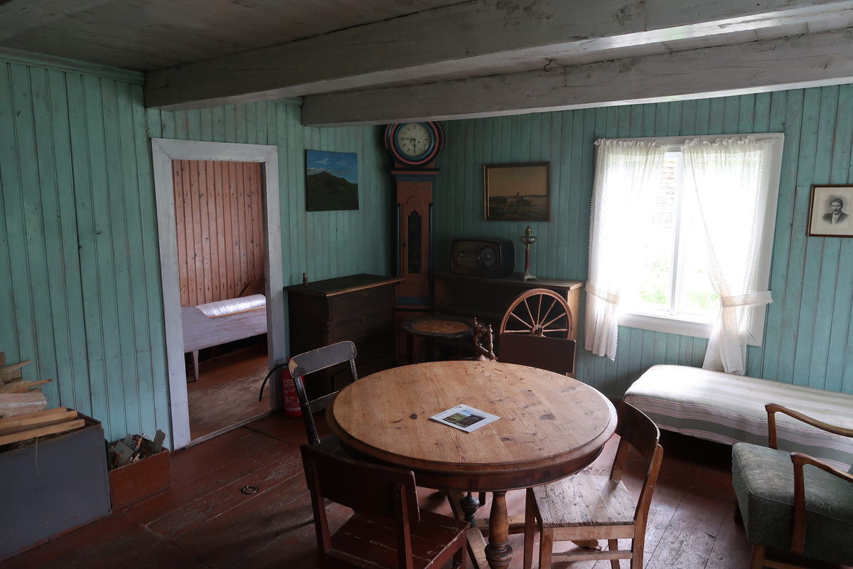 I våningshuset kan vi finne spor etter minst tre byggetrinn. Bygningen fremstår i dag som et midtgangshus, og har antakelig fått sin endelige utforming en gang på slutten av 1800-tallet.
Den doble inngangsdøra har et overlysvindu som er sprosset i sikksakk-mønster. Dette vinduet er, sammen med vindskiene som har sagtann-mønster i nederkant, det eneste av utsmykning utvendig.
Nesten alle vinduene er torams med 3 glassfelt i hver ramme. Mot øst er det trerams vinduer i kjøkken og på kjøkkenloft. I kammerset i første etasje mot øst og vest er det torams vinduer med 4 glassfelt. Det kan synes som om vinduene opprinnelig har stått uten utvendig omramming.
Innvendig er veggene stort sett upanelt tømmer. I stua er det malt staffpanel. I stuekammerset er det umalt staff, og på kjøkkenet malte kryssfinerplater på veggene og mellom takbjelkene. Rommene har tregulv av pløyde bord som i stua, gangen og på kjøkkenet har rester av nedslitt maling. Bjelkene er synlig i alle tak, og bortsett fra i stua og på kjøkkenet, er takene umalte. I andre etasje avslutter takflaten rommet med taktro og åser.
Huset hadde i 1886 to skorsteiner. Disse er i dag erstattet med jernrør som går fra ovnene i stua og på kjøkkenet.
Ovnen i stua er en etasjeovn, merket "Aadals Brug No 83". Ådalsbruk var i drift fra 1850 til 1920. Komfyren som står på kjøkkenet er merket "Trondhjems Mekaniske Værksted No 211". Produksjonen av denne populære modellen startet i 1880 og varte i mange år. Denne ovnen er lagret i kammerset og er erstattet med en noe nyere modell fra Jøtul.
