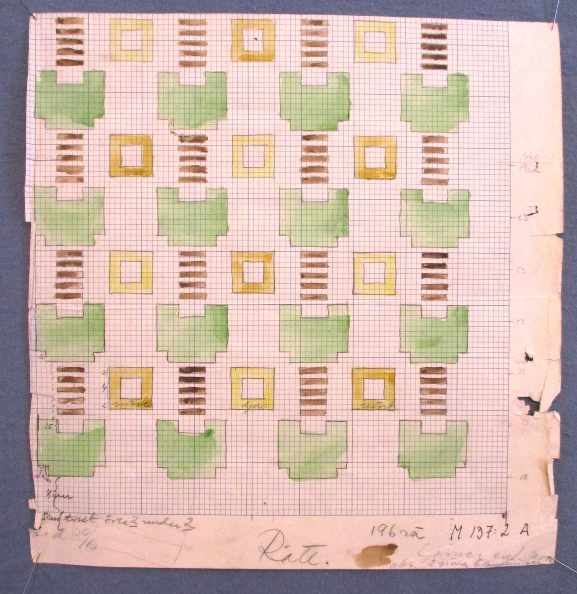 1, 1a, 1b Tre skisser och garnprov till rölakansmatta "Näckrosmattan" storlek 95 x 150 cm i gröna, gula, bruna och grå nyanser.
skisstorlek 1=14x9,5 cm. 1 a = 22x14,5  cm 1b= 24x23 cm


2. på baksidan av  nr 1 finns skiss med garnprov till en annan röllakansmatta i röda, gröna och grå nyanser. märkt 953:2 till matta i storlek 150x225 cm.
skissen 21,5 x 15,5 cm.
2a 19x13 cm
2b 25x 32,5 cm