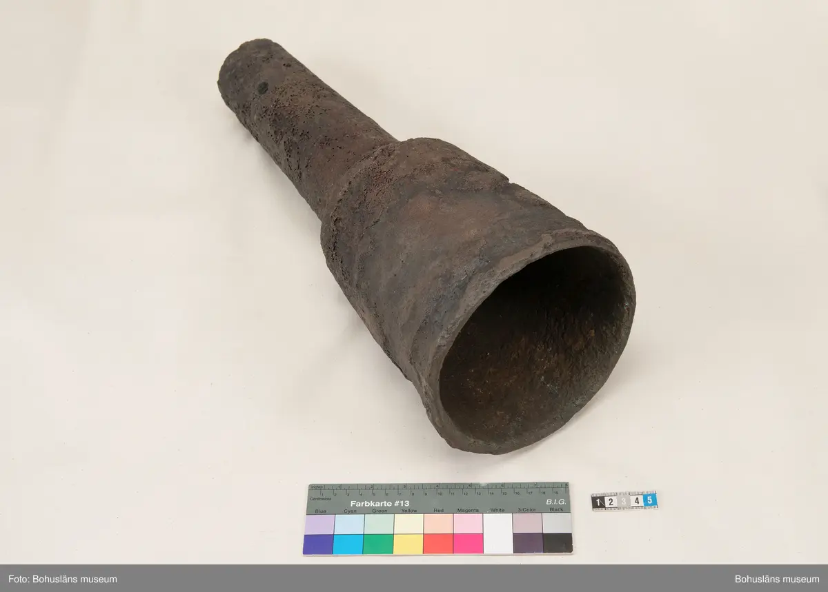 Medeltida bronskanon, s k bombard, gjuten i kraftigt gods. 
Ett sjöfynd upphittat av amatördykare i Marstrandsfjorden. Kanonen kan dateras till 1300-1400-tal. 
Dessa tidiga eldrör göts vanligtvis i brons, d .v.s. en legering av koppar och tenn. Legeringars sammansättning kan dock variera mycket och tidiga exempel finns där, som i detta fallet, tenn bytts ut mot bly och zink. 
Kanonen är 47,5 cm lång, mynningens diameter är 19 cm och den väger ca 18,7 kg. Fänghålet är synligt och har en nuvarande diameter på ca. 1 cm. Rester av en laddning i form av fastkorroderad textil sitter kvar längst in i kanonens rör. Materialet består antingen av hampa eller lintyg. En C14-analys av tyget daterar kanonen till 1300-tal. Krutets sammansättning har inte gått att fastställa.

Artikel ur Populär Arkeologi 2010: "Bombarden från Marstrand" - Vid dykning vid grundet Hannehakarna, väster om Marstrand, fann en sportdykare för några år sedan en märklig tingest, som visade sig vara en liten trattformig bronskanon, 47,5 cm lång och med en mynningsdiameter av 19 cm. Liknande mynningsladdade kanoner, eller bombarder som de kallades, finns bevarade på flera håll runt om i Europa. Vanligen är de dock tillverkade av järn och inte brons. Dateringarna är som regel mycket osäkra, men majoriteten av fynden tycks härröra från 1300- eller 1400-talet.

Fyndplatsen, i anslutning till ett farligt undervattensgrund, talar för att kanonen härrör från en fartygsförlisning. När den påträffades fanns fortfarande en del av laddningen kvar. En kol 14-analys av textilmaterial från laddningen daterar fyndet till 1300-talet.

Marstrandsbombarden utgör därmed ett av de äldsta arkeologiska beläggen för skeppsartilleri i Nordeuropa. Dåtidens artilleriammunition bestod av runda, handknackade kanonkulor av sten. Sådana stenkulor har bland annat bärgats från Skanörskoggen från omkring år 1390. Någon samtida skeppskanon har däremot inte tidigare påträffats."