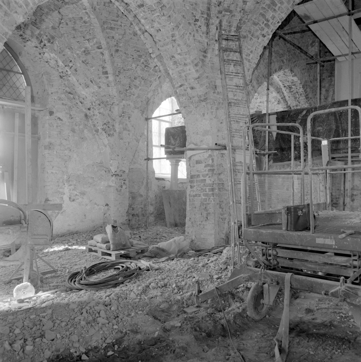 Den medeltida Drothems kyrka är anlagd på ett mäktigt lerskikt vilket redan kort efter uppförandet visade sig menligt på byggnadens stabilitet. Återkommande grundförstärkningar har över tid varit av nöden. Efter att en sprickbildning tillkommit i kyrkans valv genomfördes en genomgripande grundförstärkning åren 1979-80.