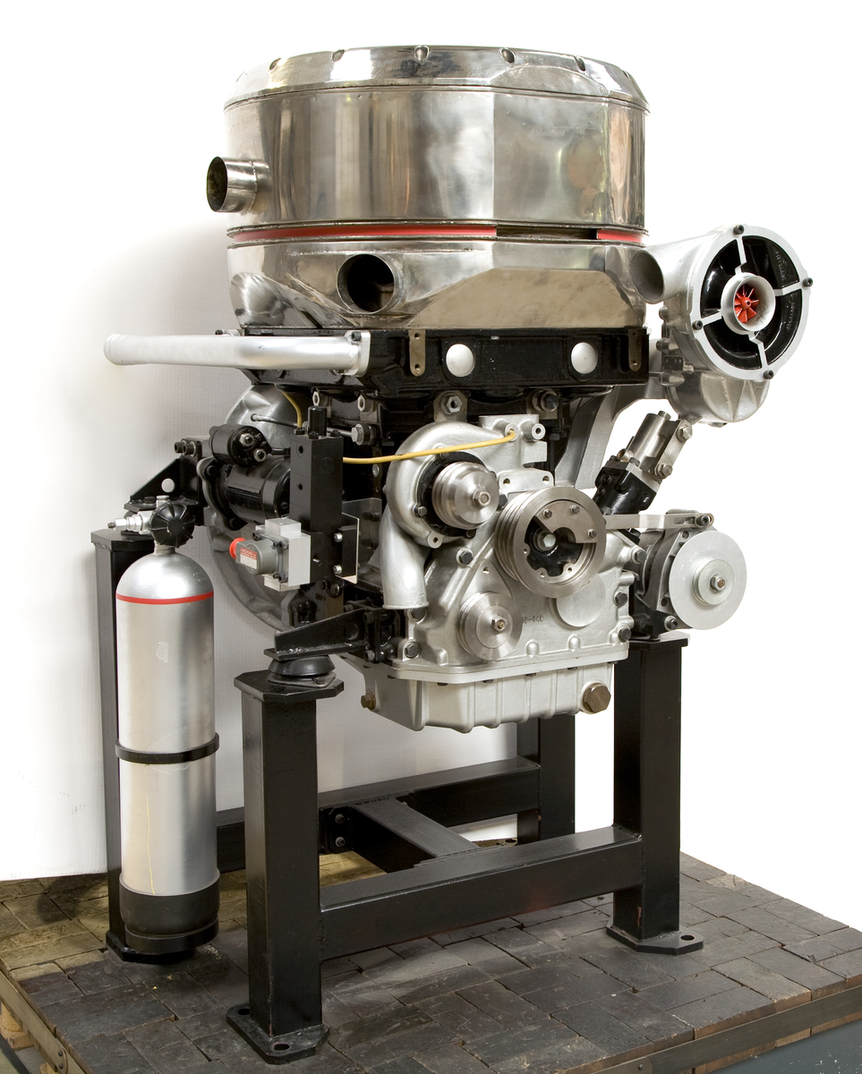 Stirlingmotor som inte använder luft som arbetsmedium utan komprimerad heliumgas, effekten är 100hk (75kW) med en verkningsgrad på 40%.
Uppskuren för demonstration.
