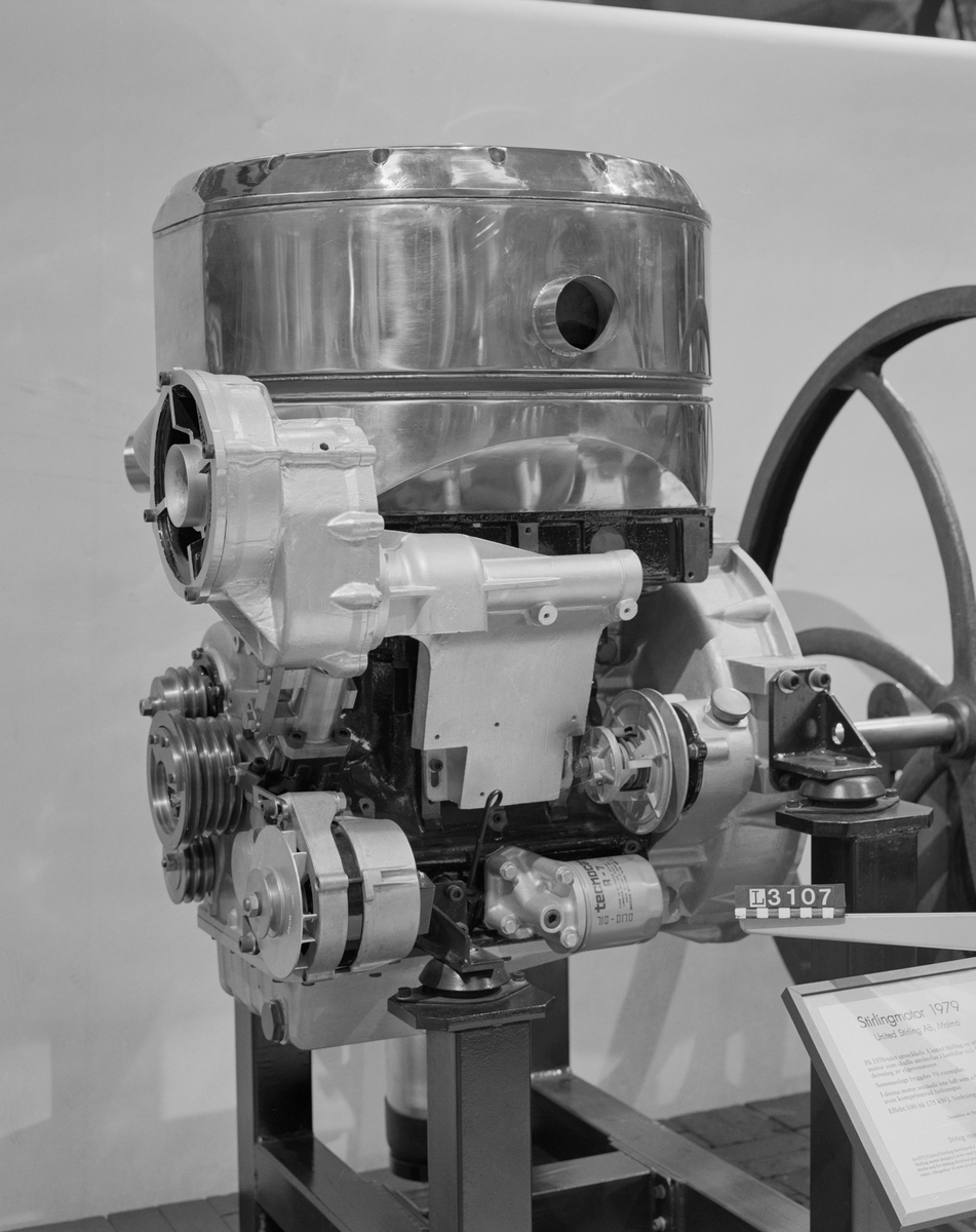 Stirlingmotor som inte använder luft som arbetsmedium utan komprimerad heliumgas, effekten är 100hk (75kW) med en verkningsgrad på 40%.
Uppskuren för demonstration.