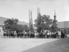 År 1882 flyttades Östergötlands läns lantbruksskola till Bjärka Säby. Från 1890 kompletterades skolan med en utbildning för mejerskor. Bilden visar 1918 års manliga elever inför dagens arbete.