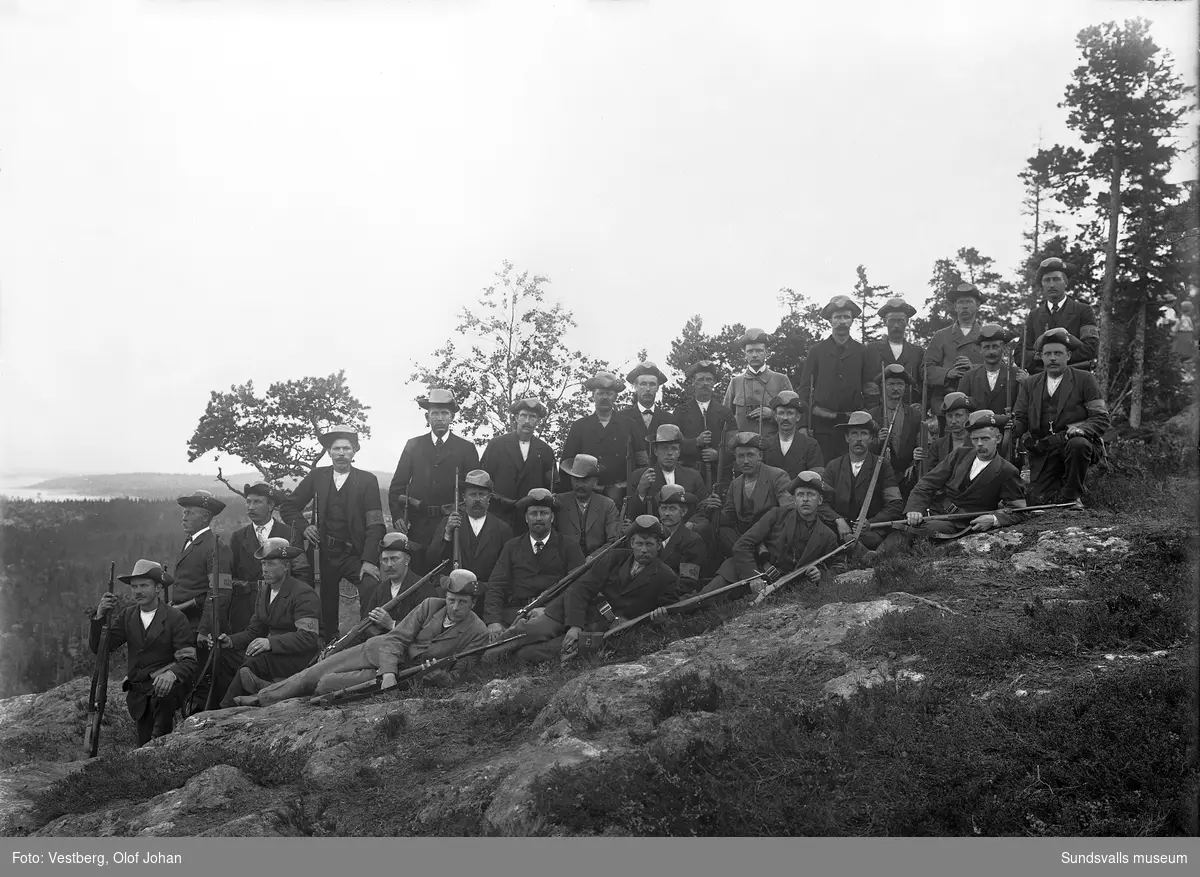 Hemvärnsövning i Juniskär. Gruppbild med män i landsstormsuniformer och vapen.