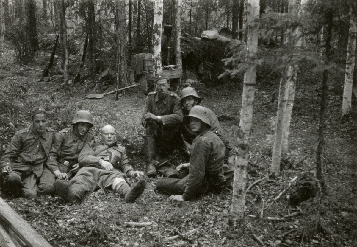 Text i fotoalbum: "Fältväbel Berg, liggande serg. Ljunbo.".