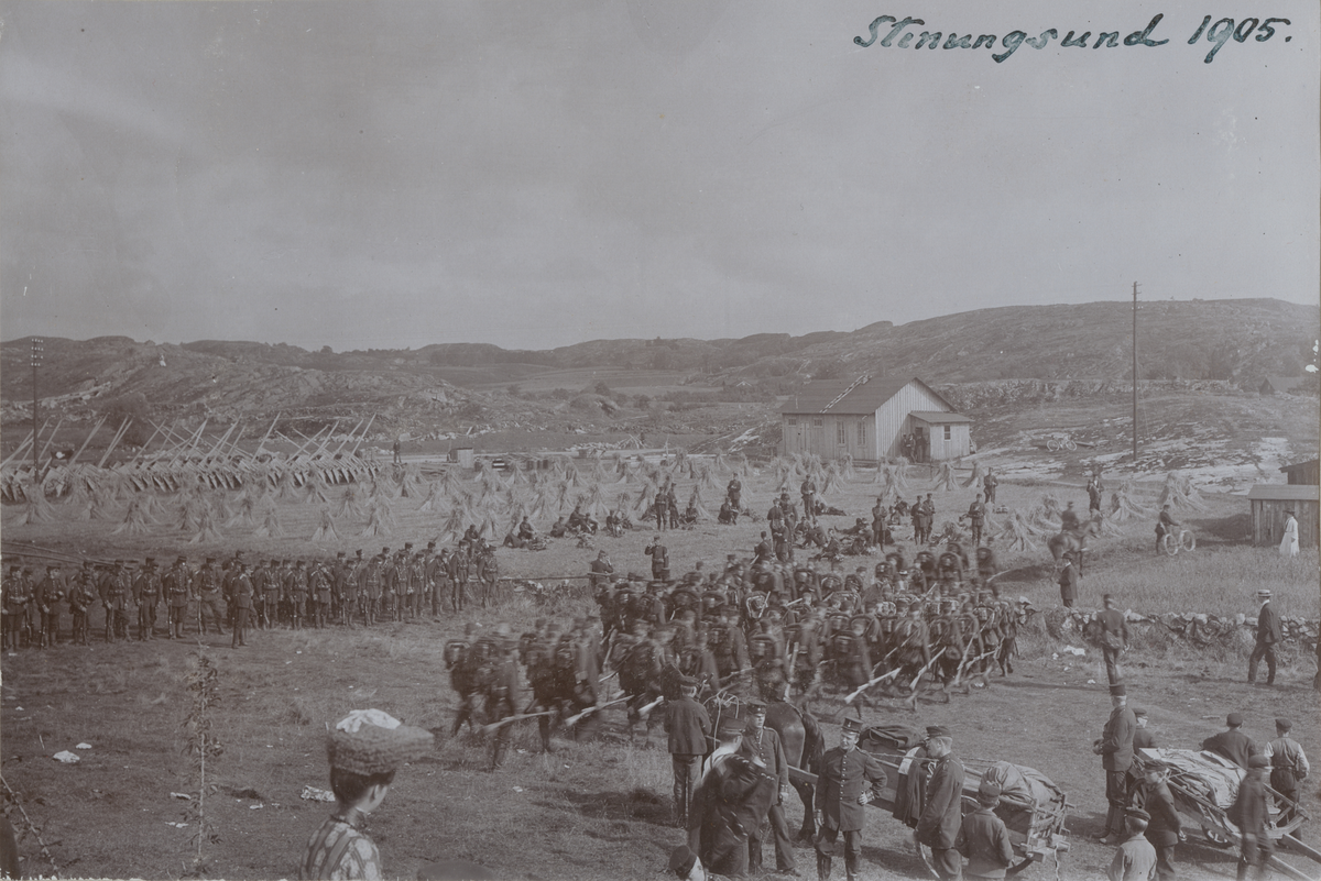 Text i fotoalbum: "I Bat. af Bohusläns rgt:e på manöver 1905."