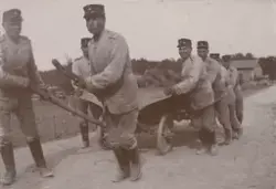 Text i fotoalbum: "Brödvagn med dragare å Hultsfred."