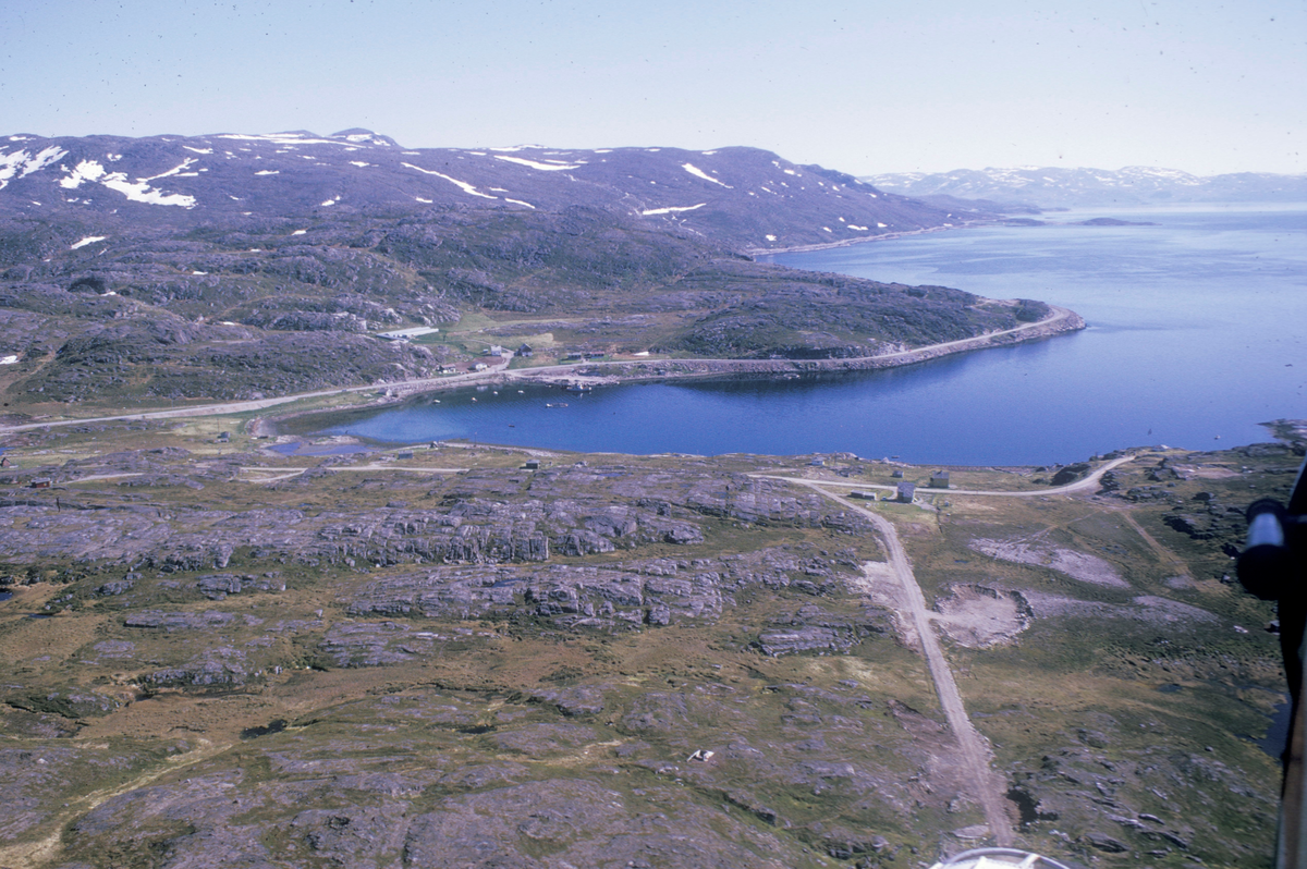 Simo, 1974, Kvalsund : Flyfoto, kystlandskap