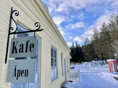 Bildet viser et skilt hvor det står Kafe Åpen.