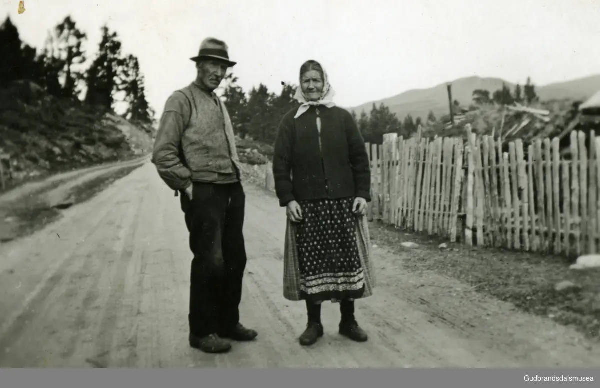 Ola og Anne Kampen

Første eier av foto; Ola Odnes 1922-2020, Vågå. Innlånt og skænna fra Kari Margot Odnes 2023