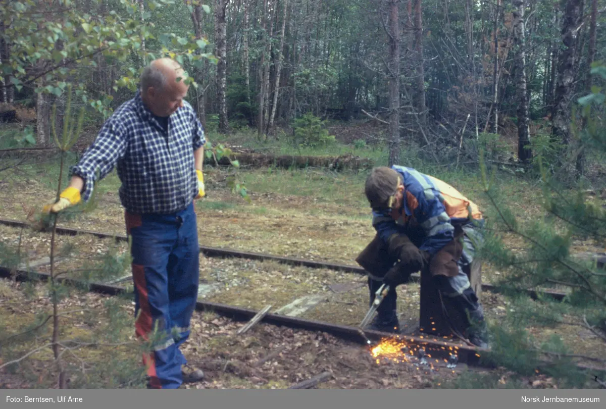 Demontering av skinner på sidesporet i Brødremoen grustak mellom Askim og Mysen stasjoner på Østfoldbanen Østre linje