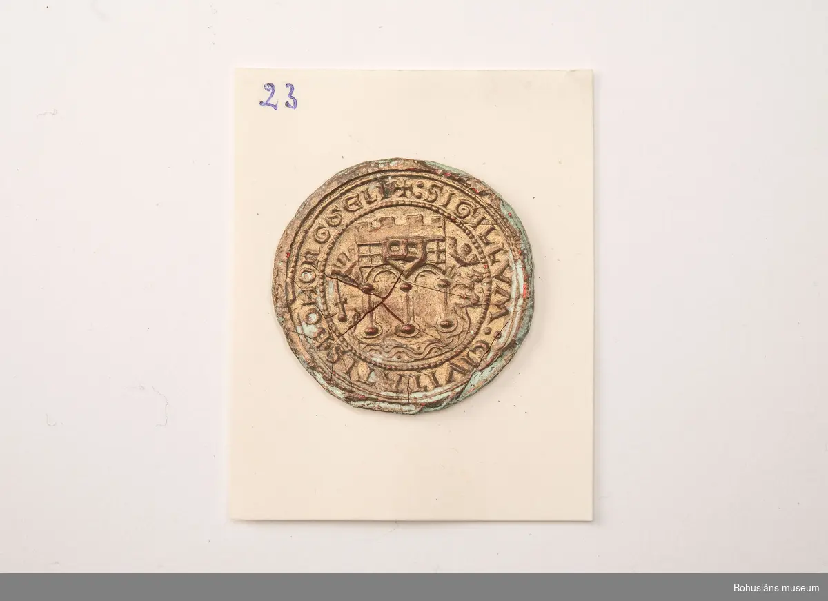 Ur handskrivna katalogen 1957-1958:
Sigillavtryck
Diam.: c:a 4. Kungahällas äldsta sigill. Helt, men med små sprickor.

Ur Knut Adrian Anderssons katalog:
4. Avtryck av det gamla Kongahellas 
äldsta sigill, antagligen från 11-1200-
talet. Sk. 1869 av G. Brusewitz.