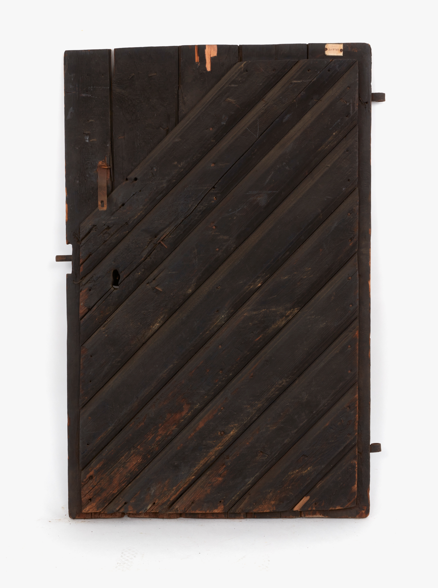 Dörr, boddörr. 

Höjd: 1790 mm. 
Bredd: 890 mm. 

Av furu med stort trälås (nyckel saknas) och två smidda gångjärn som går över hela bredden. 

Från f d Wiströmska gården, Falun. Gåva 27/4 1928 av Engelska Frälsningsarméns Falukår genom kommendant Jensfeld och Trädgårdsmästare Lindberg.  2 st dörrar med samma nummer.