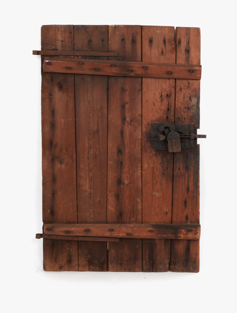 Dörr, boddörr. 

Höjd: 1790 mm. 
Bredd: 890 mm. 

Av furu med stort trälås (nyckel saknas) och två smidda gångjärn som går över hela bredden. 

Från f d Wiströmska gården, Falun. Gåva 27/4 1928 av Engelska Frälsningsarméns Falukår genom kommendant Jensfeld och Trädgårdsmästare Lindberg.  2 st dörrar med samma nummer.