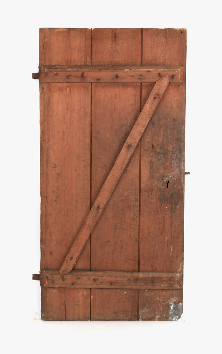 Dörr, boddörr. 

Höjd: 1790 mm. 
Bredd: 890 mm. 

Av furu med stort trälås (nyckel saknas) och två smidda gångjärn som går över hela bredden. 

Från f d Wiströmska gården, Falun. Gåva 27/4 1928 av Engelska Frälsningsarméns Falukår genom kommendant Jensfeld och Trädgårdsmästare Lindberg.  2 st dörrar med samma nummer.