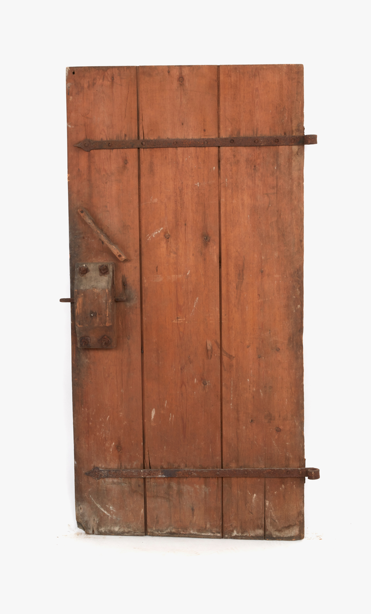 Dörr, boddörr. 

Höjd: 1790 mm. 
Bredd: 890 mm. 

Av furu med stort trälås (nyckel saknas) och två smidda gångjärn som går över hela bredden. 

Från f d Wiströmska gården, Falun. Gåva 27/4 1928 av Engelska Frälsningsarméns Falukår genom kommendant Jensfeld och Trädgårdsmästare Lindberg.  2 st dörrar med samma nummer.