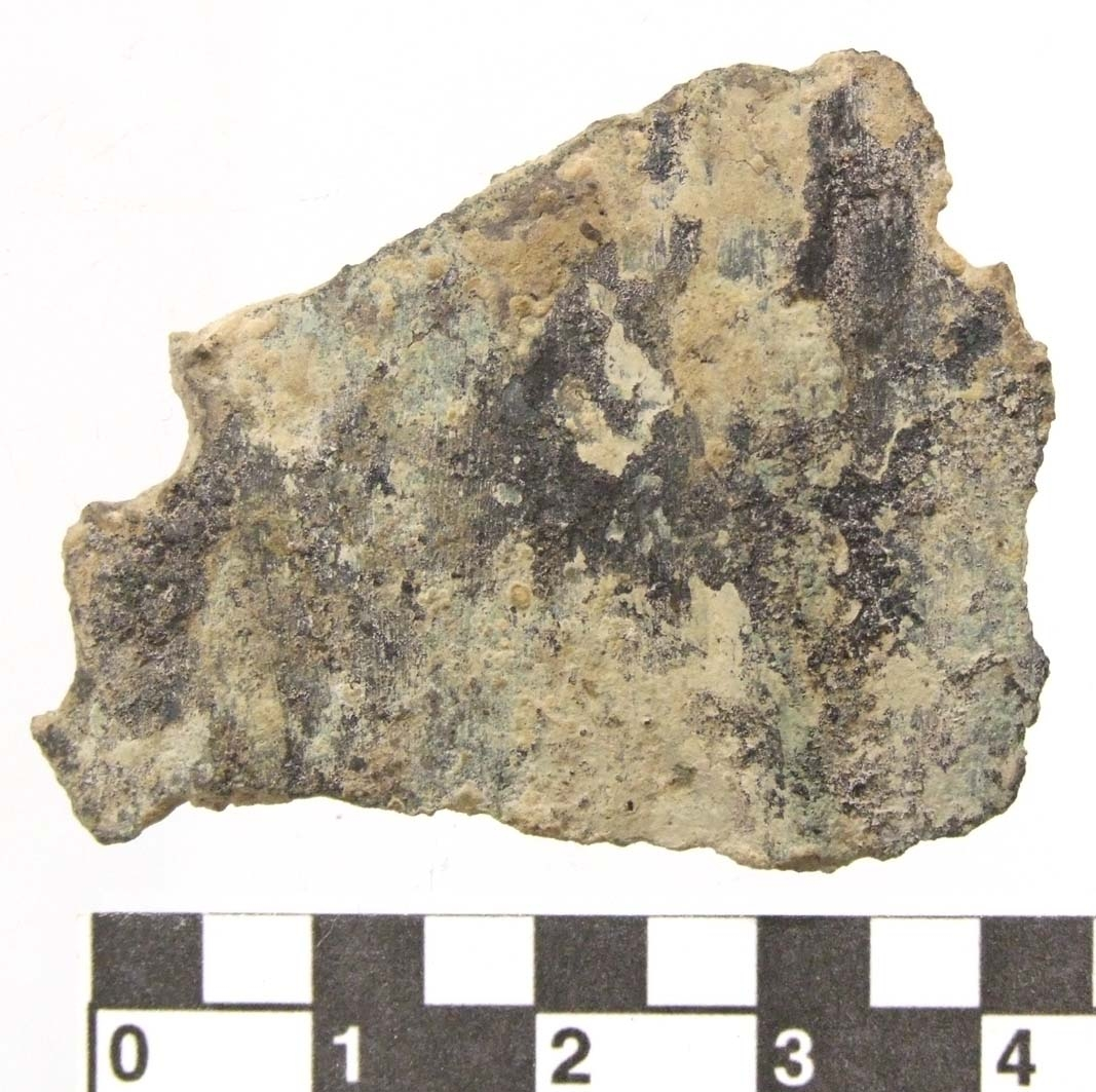 Fragment av bronskärl? Två 5 mm och 7 mm breda vulster på utsidan.