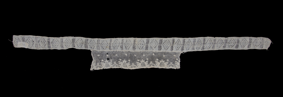 Stycke till bindmössa. Trädd tyll, vit.