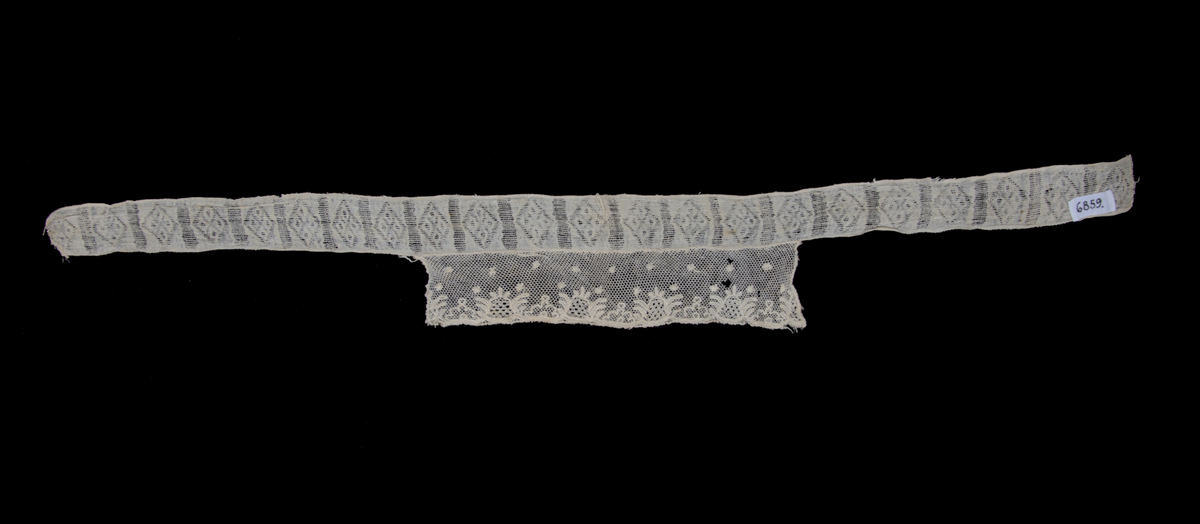 Stycke till bindmössa. Trädd tyll, vit.