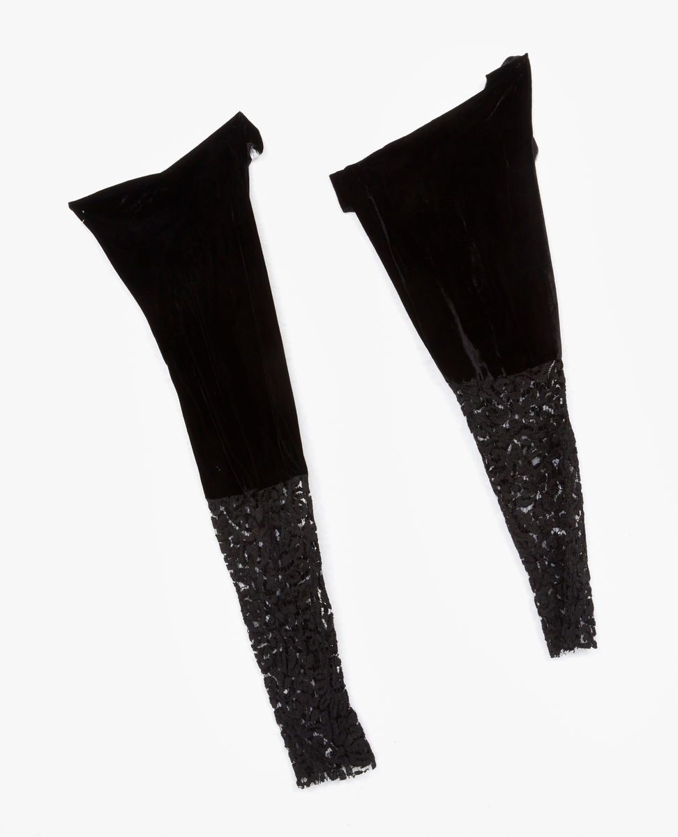 Klänning, svart, av spets med ärmar och övrig garnering av sammet. Tillhört Selma Lagerlöf.

Från Selma Lagerlöfs hem i Falun.