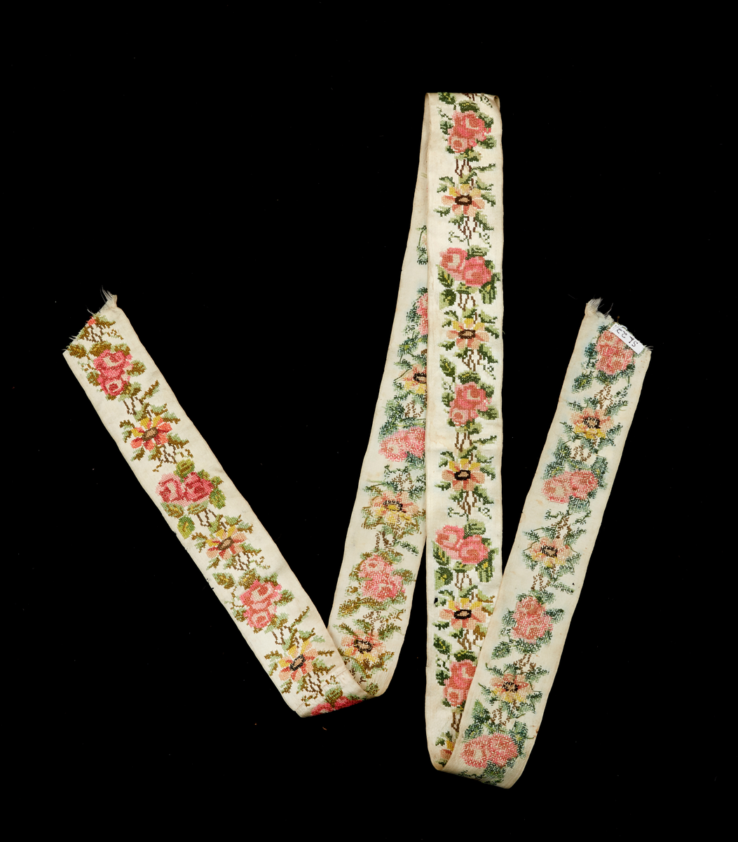 Sidenband, vitt siden med korsstygnsbroderade rosor och blad i rosa och grönt.
Dito i orange, utan broderier.
