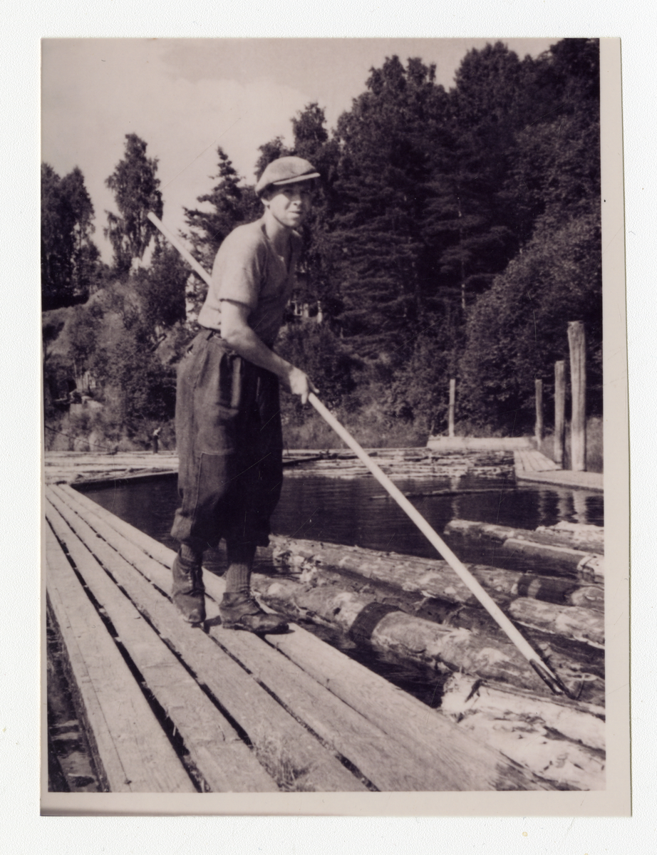 Fra Goberg lense i Falkumelva. Rett ned for Århus 

Bilde 1: Ingar Bøe stikker på tømmer, ca. 1942-43

Bilde 2: Vi ser "rom" eller "skillinger" der tømmeret ble sortert etter ved, sulfat, gran, furu, slip og skurd. 3 mann stikker på tømmeret. Fra venstre: Ivar Kittilsen, Halvor Ambrosen, Bertrand Andersen (bodde ved lensa). 

Flåtene mellom "rommene" kalles vandringen. De korte stokkene i forgrunnen er skilt til ved. 

Bilde 3: Ivar Kittilsen står med hake og sorterer.

Bilde 4: Fra soppeapparatet ved Goberg lense. Karl Flittig står og tar imot tømmeret. Tømmeret går over apparatet og detter ned i mosa. Det sto 2-3 mann der og tok imot etter hvor hardt de kjørte

Bilde 5: Moseapparatet ved Goberg lense. Karl Flittig og Fridtjof Bolstad tar imot. Tømmeret samles mellom 2 lemmer og det slås vaier omkring., 

Bilde 6: Fra moseapparatet. Til venstre Gustav Gulliksen. Til høyre Ingar Bøe. Det var hardt å stå der og stikke på. De måtte passe på så det ikke gikk for fort opp så de som sto bak rakk å ta imot

Bilde 7: Spisebrakka ved Goberg lense. Flåtelaget til Løvenskiold Fossum foran. Fra venstre: Olaf Dahl, (bak) Trygve Holmbakken, Olav Langangen, ukjent, Ingvald Fjelldalen, Karl Foss. 

Bildet tatt litt før 1950., 

Bilde 8: Flåtelaget ved Goberg lense ca. 1925. Stående fra venstre: Magnus Kittilsen (far av Olav Kittilsen, som eier bildene), Ole Haugerød, Peder Bø, ukjent Frisk, Gustav Kittilsen, Anders Hyni, Karl Sørensen, Nils Kittilsen, Hans Aas. 

Sittende: Andreas Espedalen, Johannes Slettemo, Sveinung Thomassen, Halvor Ambrosen og Otto Sigurdsen.
