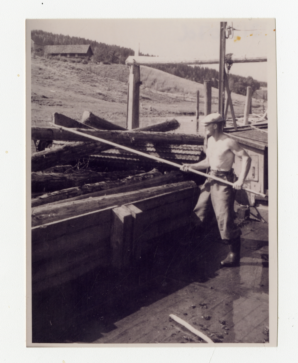 Fra Goberg lense i Falkumelva. Rett ned for Århus 

Bilde 1: Ingar Bøe stikker på tømmer, ca. 1942-43

Bilde 2: Vi ser "rom" eller "skillinger" der tømmeret ble sortert etter ved, sulfat, gran, furu, slip og skurd. 3 mann stikker på tømmeret. Fra venstre: Ivar Kittilsen, Halvor Ambrosen, Bertrand Andersen (bodde ved lensa). 

Flåtene mellom "rommene" kalles vandringen. De korte stokkene i forgrunnen er skilt til ved. 

Bilde 3: Ivar Kittilsen står med hake og sorterer.

Bilde 4: Fra soppeapparatet ved Goberg lense. Karl Flittig står og tar imot tømmeret. Tømmeret går over apparatet og detter ned i mosa. Det sto 2-3 mann der og tok imot etter hvor hardt de kjørte

Bilde 5: Moseapparatet ved Goberg lense. Karl Flittig og Fridtjof Bolstad tar imot. Tømmeret samles mellom 2 lemmer og det slås vaier omkring., 

Bilde 6: Fra moseapparatet. Til venstre Gustav Gulliksen. Til høyre Ingar Bøe. Det var hardt å stå der og stikke på. De måtte passe på så det ikke gikk for fort opp så de som sto bak rakk å ta imot

Bilde 7: Spisebrakka ved Goberg lense. Flåtelaget til Løvenskiold Fossum foran. Fra venstre: Olaf Dahl, (bak) Trygve Holmbakken, Olav Langangen, ukjent, Ingvald Fjelldalen, Karl Foss. 

Bildet tatt litt før 1950., 

Bilde 8: Flåtelaget ved Goberg lense ca. 1925. Stående fra venstre: Magnus Kittilsen (far av Olav Kittilsen, som eier bildene), Ole Haugerød, Peder Bø, ukjent Frisk, Gustav Kittilsen, Anders Hyni, Karl Sørensen, Nils Kittilsen, Hans Aas. 

Sittende: Andreas Espedalen, Johannes Slettemo, Sveinung Thomassen, Halvor Ambrosen og Otto Sigurdsen.