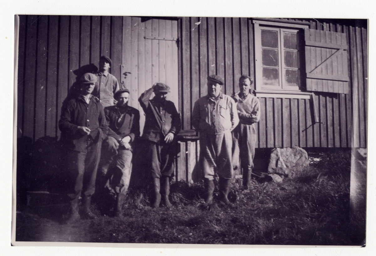 Fra Goberg lense i Falkumelva. Rett ned for Århus 

Bilde 1: Ingar Bøe stikker på tømmer, ca. 1942-43

Bilde 2: Vi ser "rom" eller "skillinger" der tømmeret ble sortert etter ved, sulfat, gran, furu, slip og skurd. 3 mann stikker på tømmeret. Fra venstre: Ivar Kittilsen, Halvor Ambrosen, Bertrand Andersen (bodde ved lensa). 

Flåtene mellom "rommene" kalles vandringen. De korte stokkene i forgrunnen er skilt til ved. 

Bilde 3: Ivar Kittilsen står med hake og sorterer.

Bilde 4: Fra soppeapparatet ved Goberg lense. Karl Flittig står og tar imot tømmeret. Tømmeret går over apparatet og detter ned i mosa. Det sto 2-3 mann der og tok imot etter hvor hardt de kjørte

Bilde 5: Moseapparatet ved Goberg lense. Karl Flittig og Fridtjof Bolstad tar imot. Tømmeret samles mellom 2 lemmer og det slås vaier omkring., 

Bilde 6: Fra moseapparatet. Til venstre Gustav Gulliksen. Til høyre Ingar Bøe. Det var hardt å stå der og stikke på. De måtte passe på så det ikke gikk for fort opp så de som sto bak rakk å ta imot

Bilde 7: Spisebrakka ved Goberg lense. Flåtelaget til Løvenskiold Fossum foran. Fra venstre: Olaf Dahl, (bak) Trygve Holmbakken, Olav Langangen, ukjent, Ingvald Fjelldalen, Karl Foss. 

Bildet tatt litt før 1950., 

Bilde 8: Flåtelaget ved Goberg lense ca. 1925. Stående fra venstre: Magnus Kittilsen (far av Olav Kittilsen, som eier bildene), Ole Haugerød, Peder Bø, ukjent Frisk, Gustav Kittilsen, Anders Hyni, Karl Sørensen, Nils Kittilsen, Hans Aas. 

Sittende: Andreas Espedalen, Johannes Slettemo, Sveinung Thomassen, Halvor Ambrosen og Otto Sigurdsen.