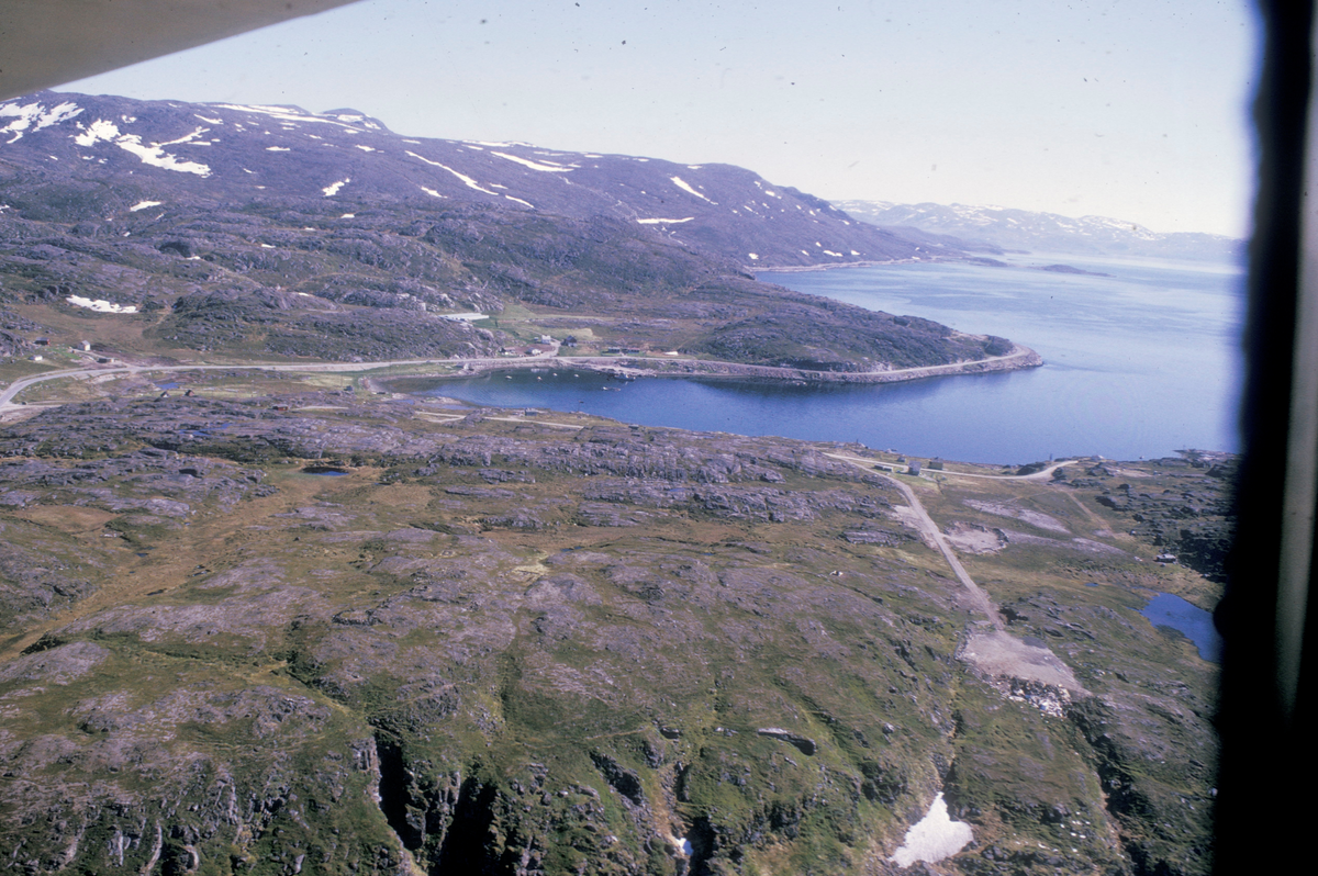 Simo, 1976, Hammerfest : Bildet viser Strømsnes nærmest. Husklyngen i midten av bildet, er i Akkarfjord på Kvaløya (må ikke forveksles med Akkarfjord på Sørøya).