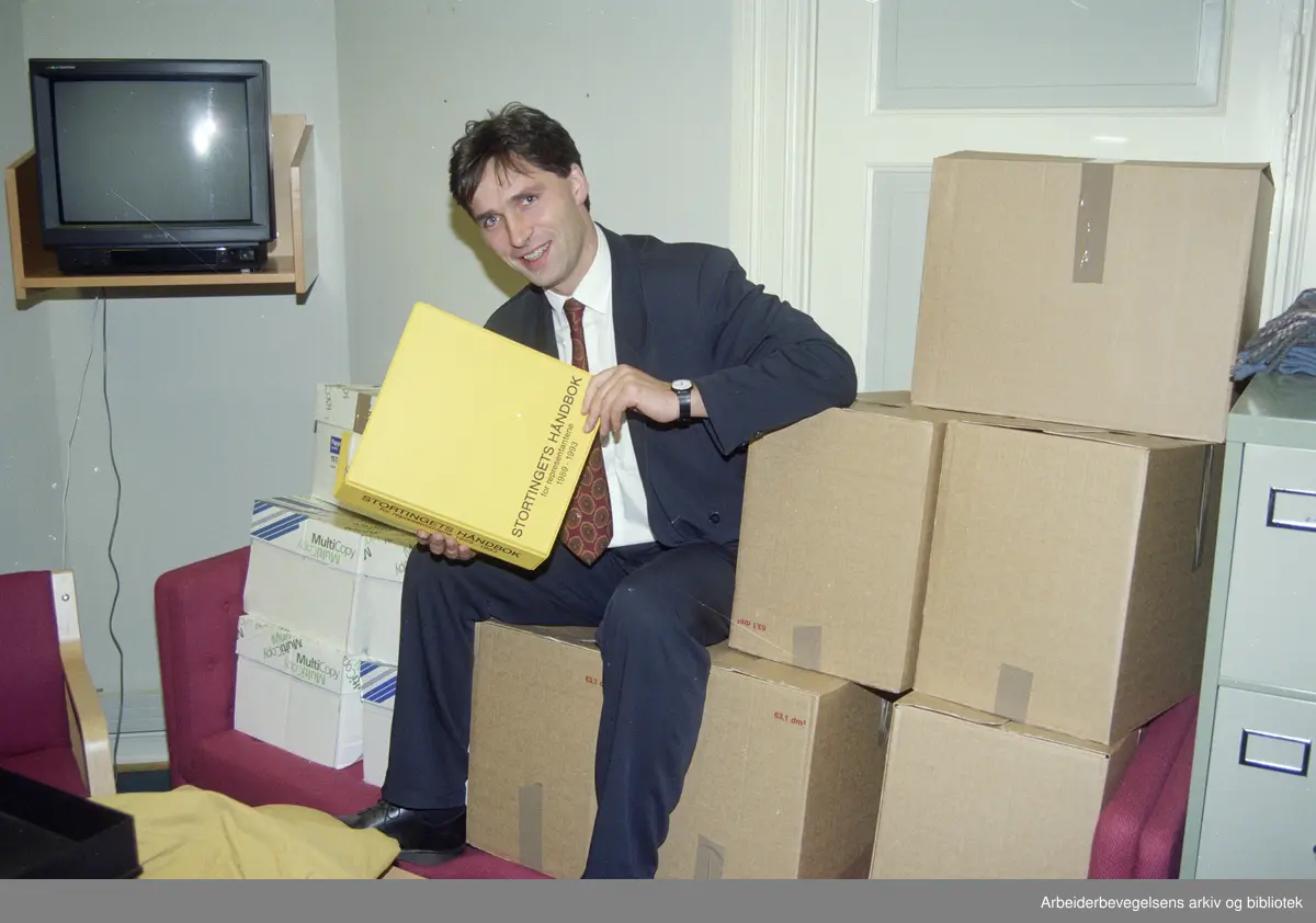 Jens Stoltenberg flytter inn på sitt kontor på Stortinget, 30. november 1991.