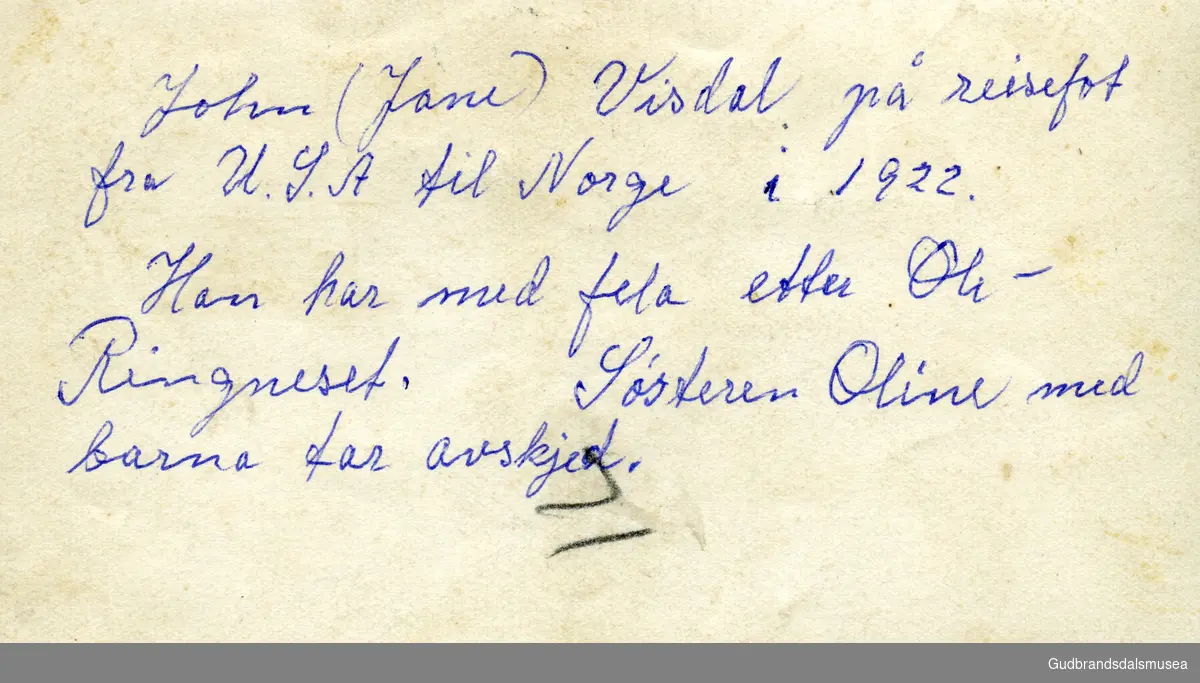 John Visdal på reisefot fra U.S.A. til Norge 1922. Han har med fela etter Ole/Ola Ringneset. Søsteren Oline med barna tar avskjed.
(fela er nå i samlingen til Vågå historielag)

Første eier av foto; Ola Odnes 1922-2020, Vågå. Innlånt og skænna fra Kari Margot Odnes 2023