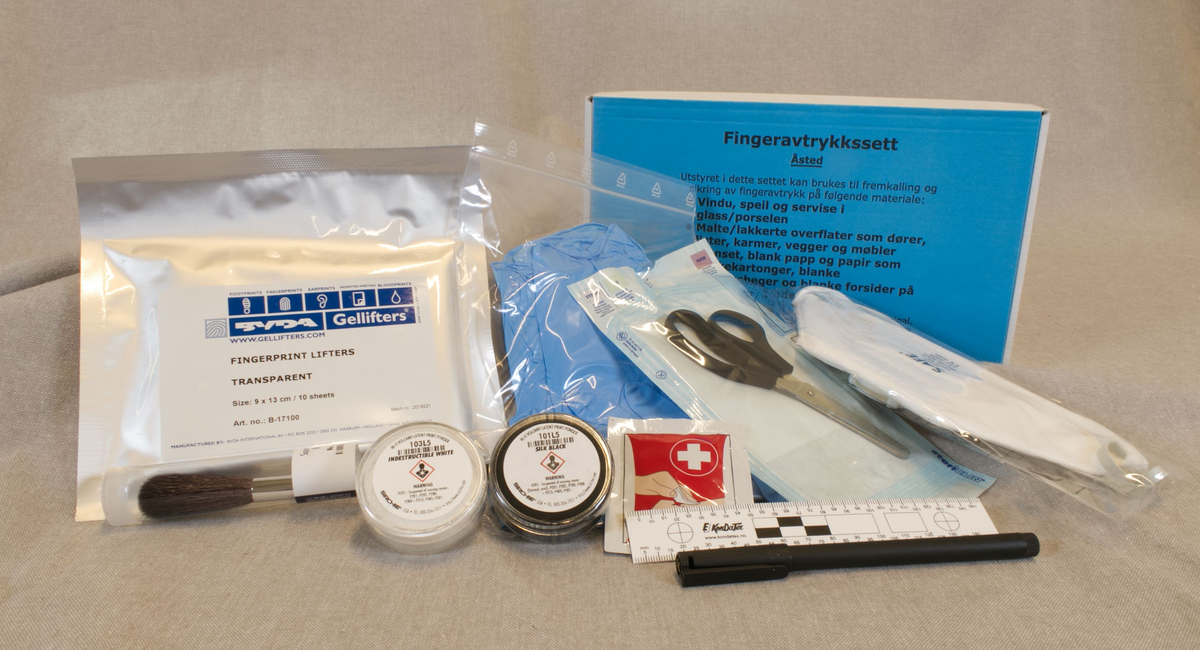 Pappeske med sterilt utstyr for sikring av fingeravtrykk fra åsteder. Settett innholder hvitt og sort fingeravtrykkspulver, pensler, målestokk, steriliseringsservietter, saks, penn, åndedrettsmaske (munnbind) fingeravtrykksfolie, skjema, engangshansker.