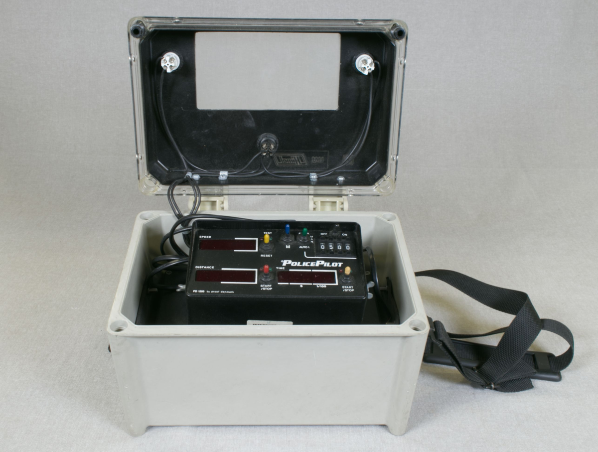 Bærbar politiradio i oppbevaringskasse med bærestropp.