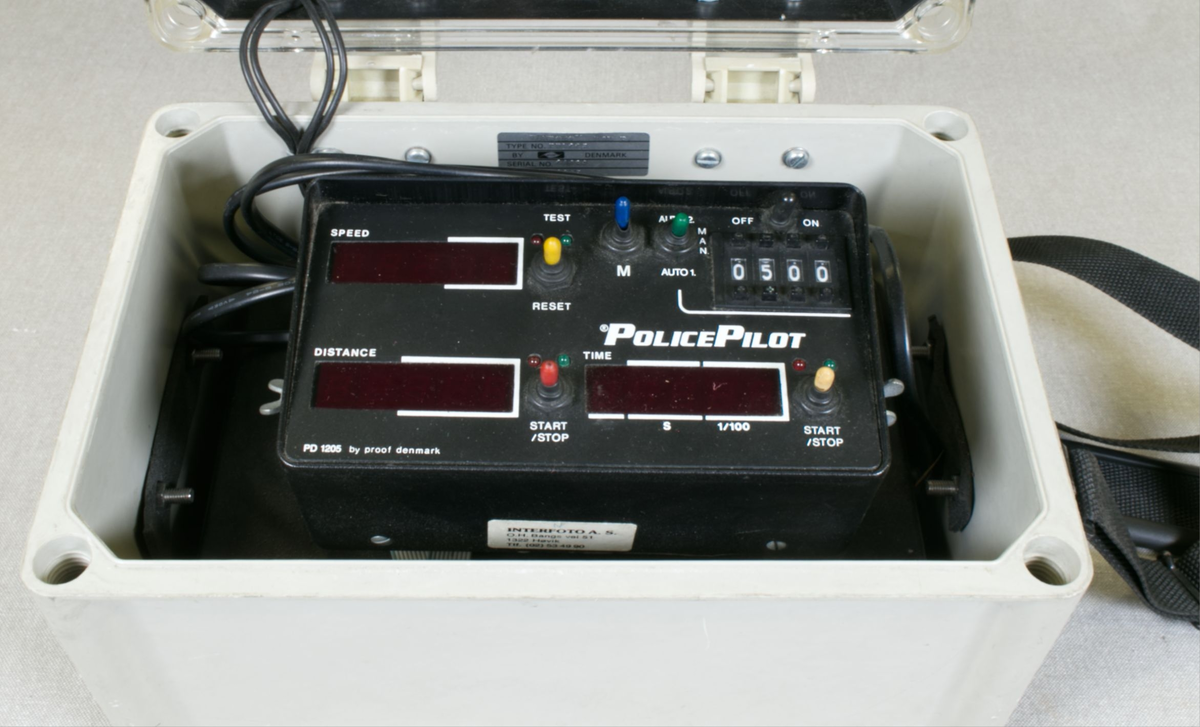 Bærbar politiradio i oppbevaringskasse med bærestropp.