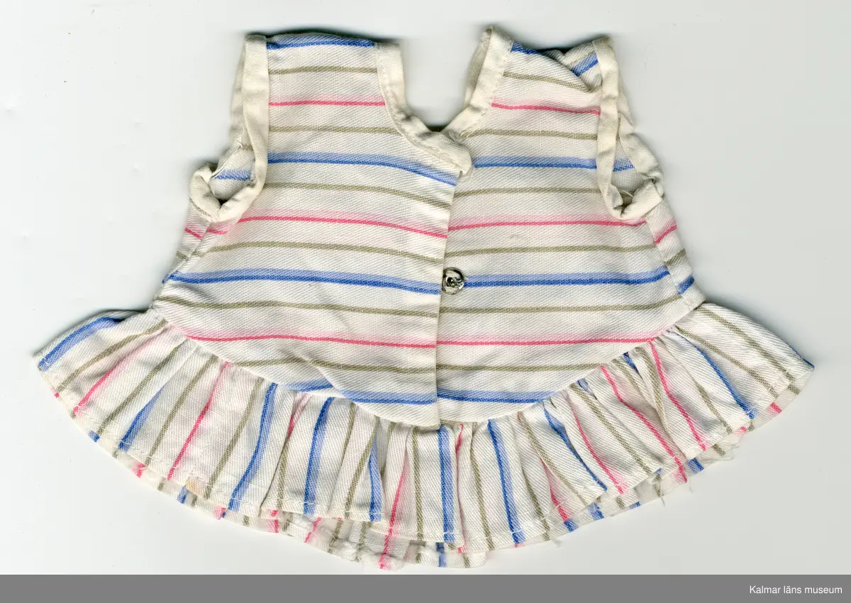 KLM 45519:16:5. Dockklänning, av textil, bomull och metall, Vit botten med ränder i blått, grönt och rosa. Överdel, tygets randning vågrät, ärmhål, halslinning och öppning baktill kantade med vitt kantband. Knäppes baktill med två tryckknappar. Kjol, kort, rynkad,  tygets randning, lodrät. Givaren, Ann-Sofie, har likadan klänning.