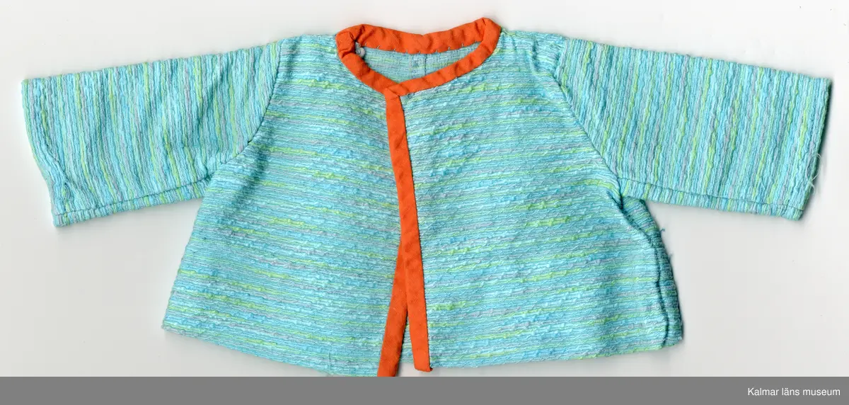 KLM 45519:17:7:1-2. Dockdräkt, byxdress, :1 dockjacka och : 2 dockbyxor, båda plaggen av textil, bomull, turkos, med inslag av gröna och gråa ränder. :1 Jacka, rak modell, kantband, bomull, orangefärgat, kantar halslinning och öppning framtill. :2 Byxa,  resår i midja, långa ben, avsmalnande neråt.