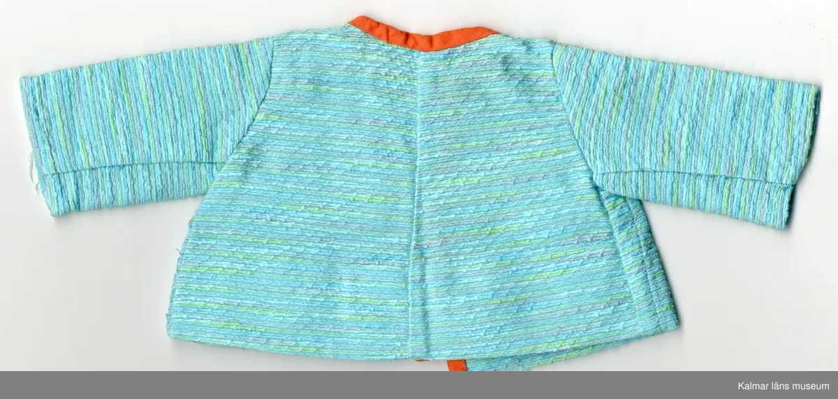 KLM 45519:17:7:1-2. Dockdräkt, byxdress, :1 dockjacka och : 2 dockbyxor, båda plaggen av textil, bomull, turkos, med inslag av gröna och gråa ränder. :1 Jacka, rak modell, kantband, bomull, orangefärgat, kantar halslinning och öppning framtill. :2 Byxa,  resår i midja, långa ben, avsmalnande neråt.
