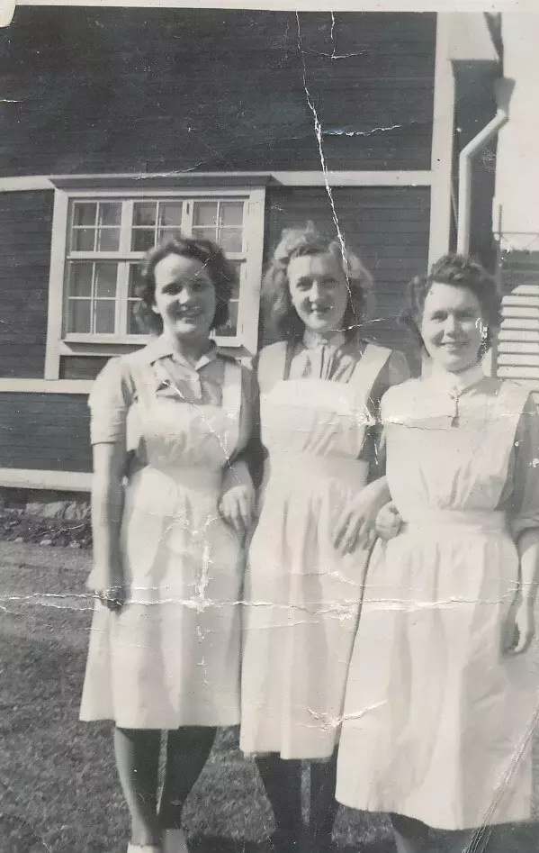 Biträden vid Nacka Barnhem. Längst till höger Tyra Nyberg (senare gift Thorsson), född 1920. Foto ca 1944-1947.
Nacka Barnhem flyttade in i fd epidemisjukstugan i Hagalund i Järla (Nacka Sjukstuga) och hade verksamhet här från mitten av 1920-talet tom 1962. 