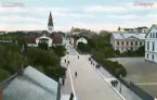 Från sin position i det då nybyggda hörnhuset mot Järnvägsparken, kunde fotografen föreviga sin vy utmed Sankt Larsgatan. Året var omkring 1910 och ännu var tomten till vänster obebyggd. År 1915 skulle här resa sig Johannes Dahls ståtliga hus i nationalromatisk stil. Lite senare kom stadens nya posthuskontor att uppföras i hörnet av Sankt Larsgatan-Kungsgatan.