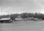 Bomanstorp, ibland Bomanstorpet, beläget ett stycke sydost räknat från godset Bjärka Säby. Ännu vid fototillfället 1923 till synes en fungerande brukningsenhet som torp under godset. Vid tiden beboddes det av nyblivna änkan Amanda Kristina Petersson med sönerna Martin Efraim och Oskar Fredrik.