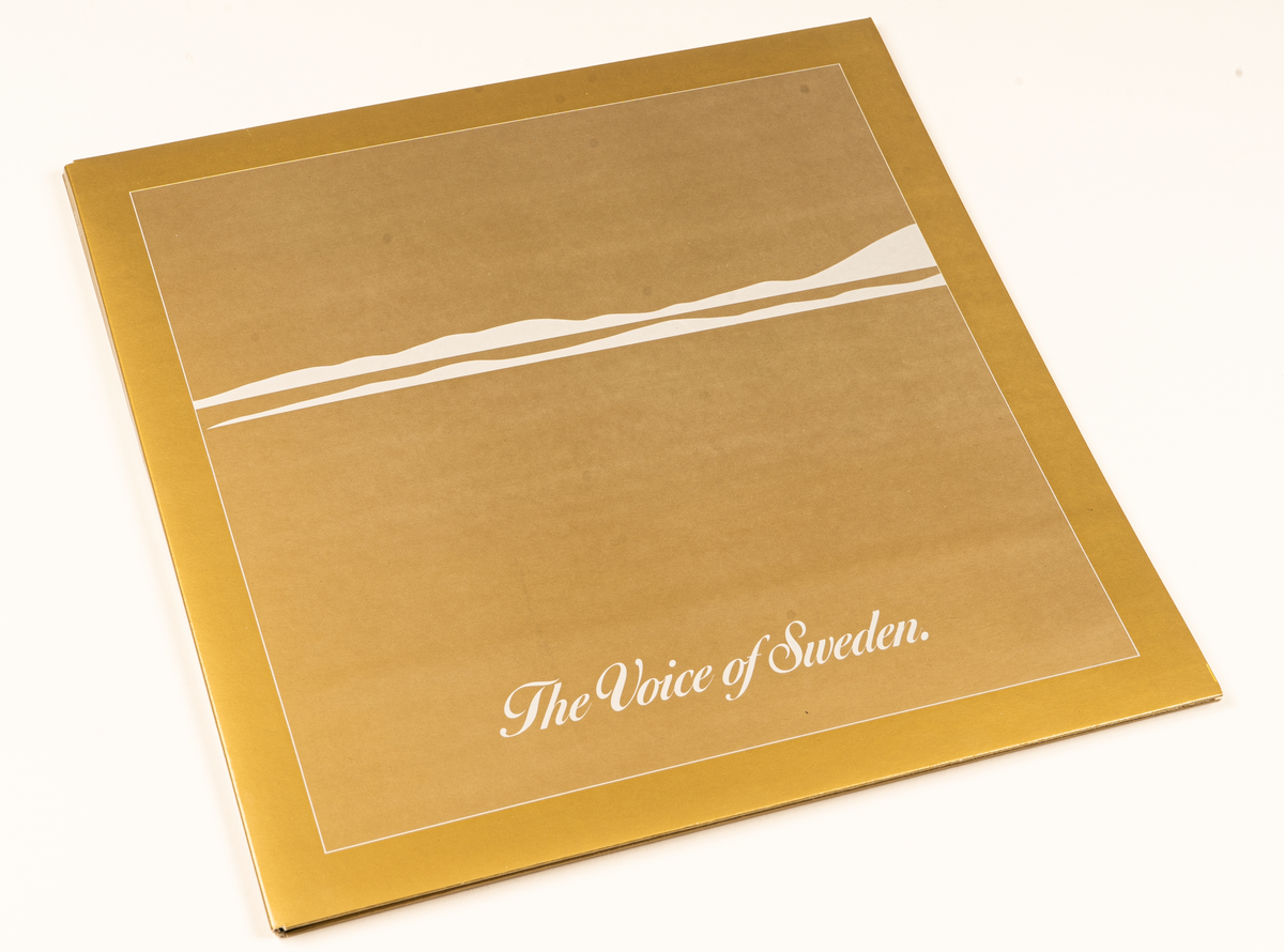Vinylskiva i fodral, guldfärgat med vit text "The Voice of Sweden". Artister på LP-skivan: Elisabeth, Birgit Nilsson, Håkan Hagegård, Jussi Björling, Kerstin Meyer, Nicolai Gedda, Helge Brilioth, Margareta Hallin, Ingvar Wixell och Erik Seadén.
