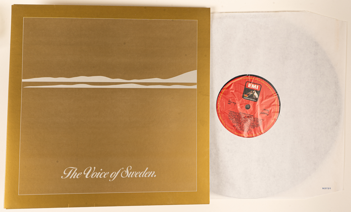 Vinylskiva i fodral, guldfärgat med vit text "The Voice of Sweden". Artister på LP-skivan: Elisabeth, Birgit Nilsson, Håkan Hagegård, Jussi Björling, Kerstin Meyer, Nicolai Gedda, Helge Brilioth, Margareta Hallin, Ingvar Wixell och Erik Seadén.