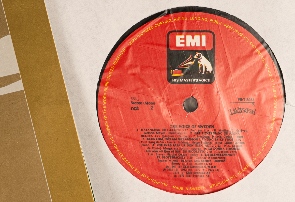 Vinylskiva i fodral, guldfärgat med vit text "The Voice of Sweden". Artister på LP-skivan: Elisabeth, Birgit Nilsson, Håkan Hagegård, Jussi Björling, Kerstin Meyer, Nicolai Gedda, Helge Brilioth, Margareta Hallin, Ingvar Wixell och Erik Seadén.