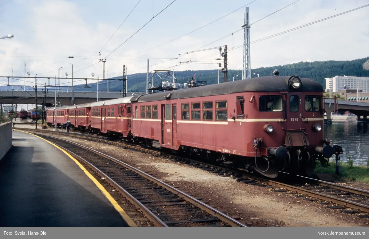 Elektrisk motorvognsett type 65 på Drammen stasjon. Nærmest motorvogn BM 65 46