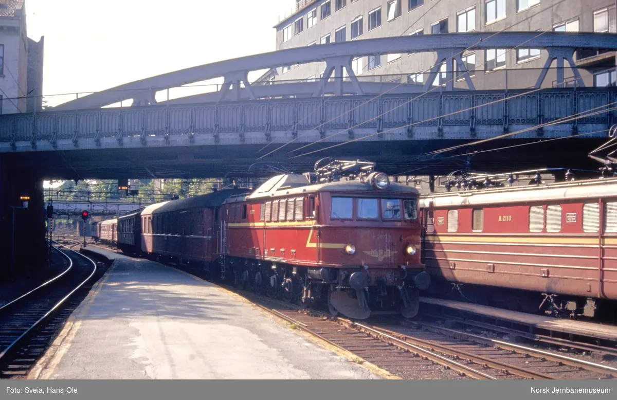 Elektrisk lokomotiv El 8 2071 med tomtog fra Drammen på Oslo Vestbanestasjon