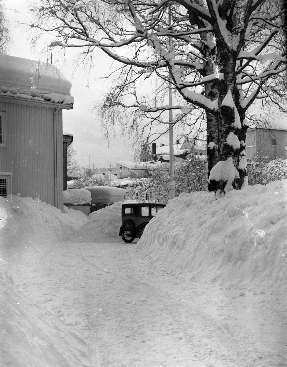 En bakgård i Hyttegt. Bil F-15323 Austin 1934 mod, eid av Ingjald Eriksen