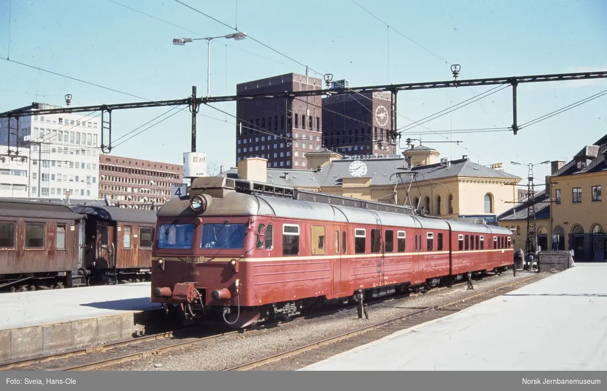 Elektrisk motorvognsett type 69 med motorvogn BM 69 016 fremst, på Oslo Vestbanestasjon