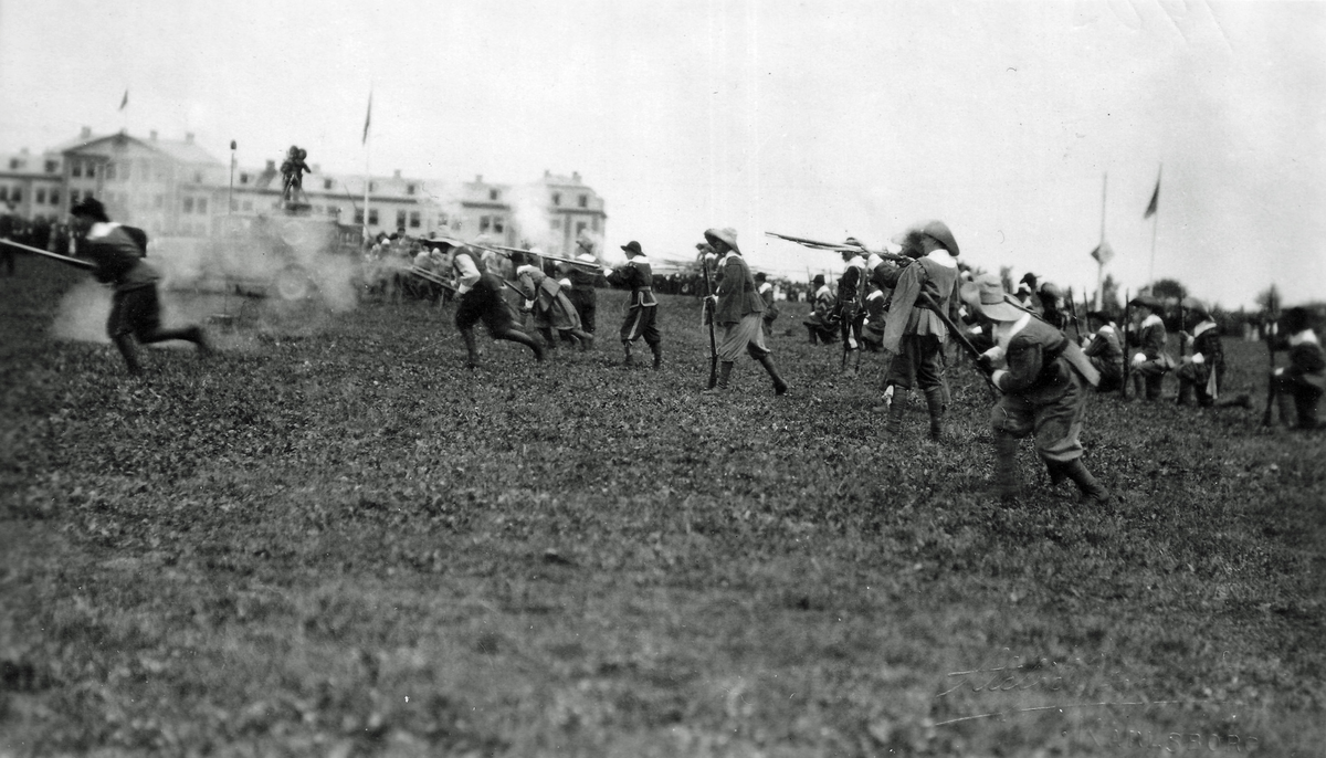 300 års jubileum Skaraborgs regemente 1931. Kompani med uniformer från 1600 talet.