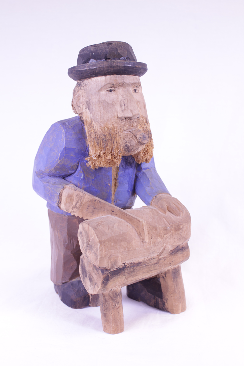 Mann som sager en stokk. Malt.