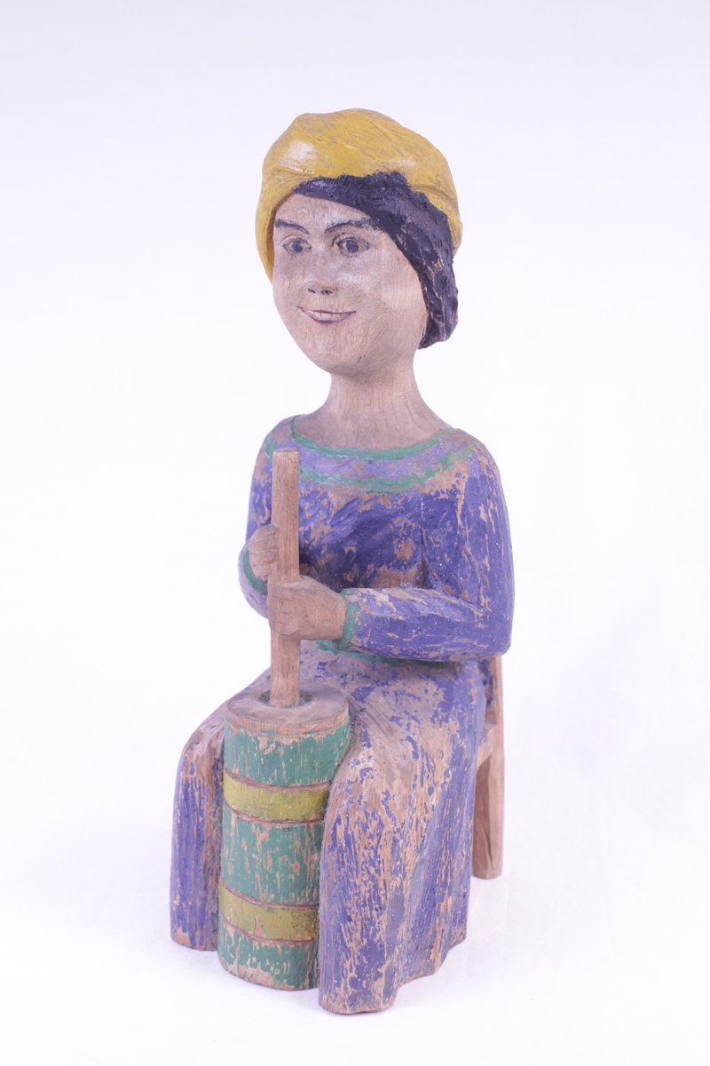 Kvinne med lue som kinner smør.